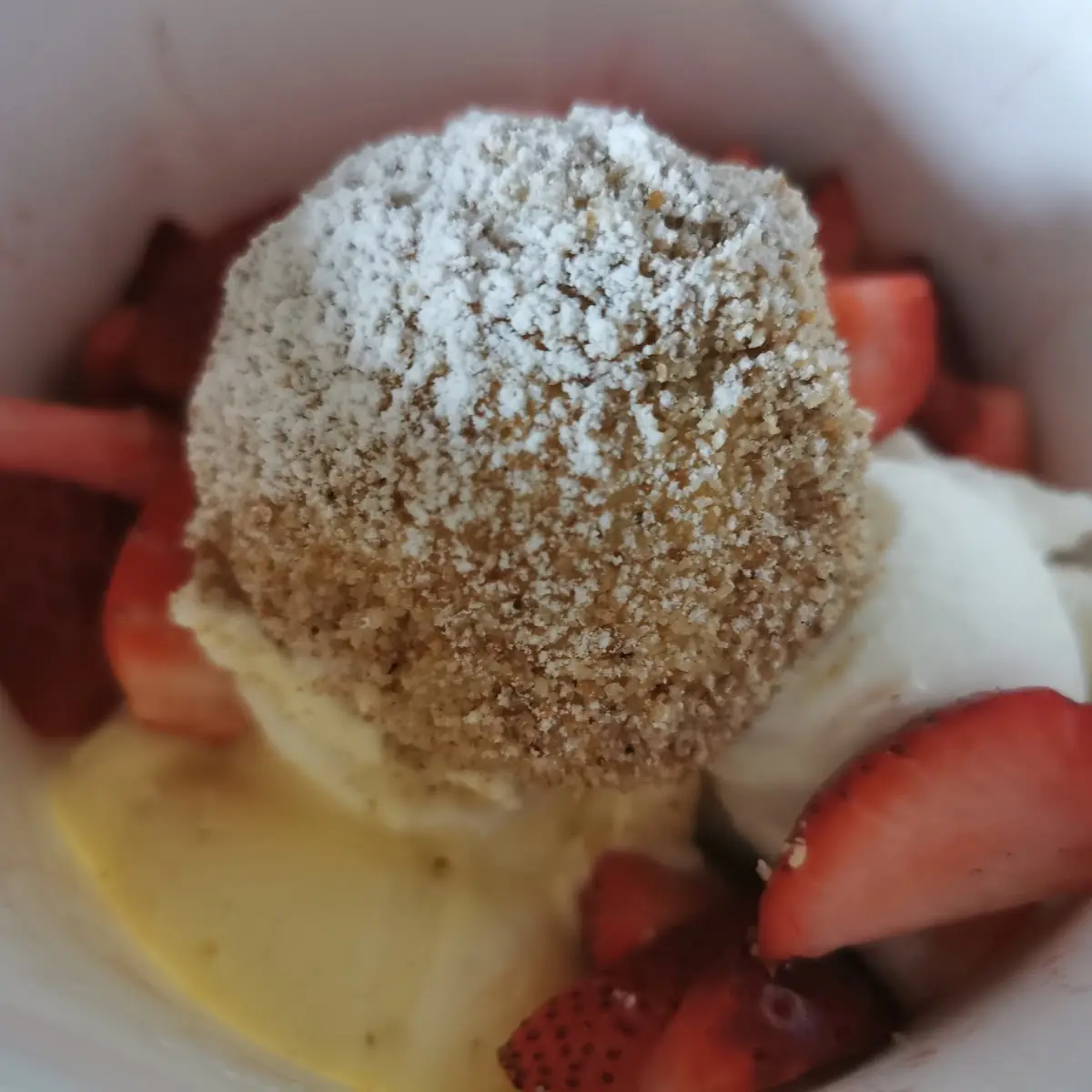 Topfenknödel Mit Eis Und Erdbeeren