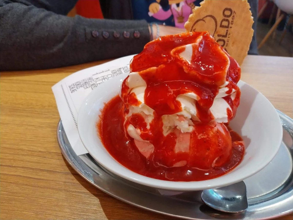 Gemischtes Eis Mit Erbeersauce