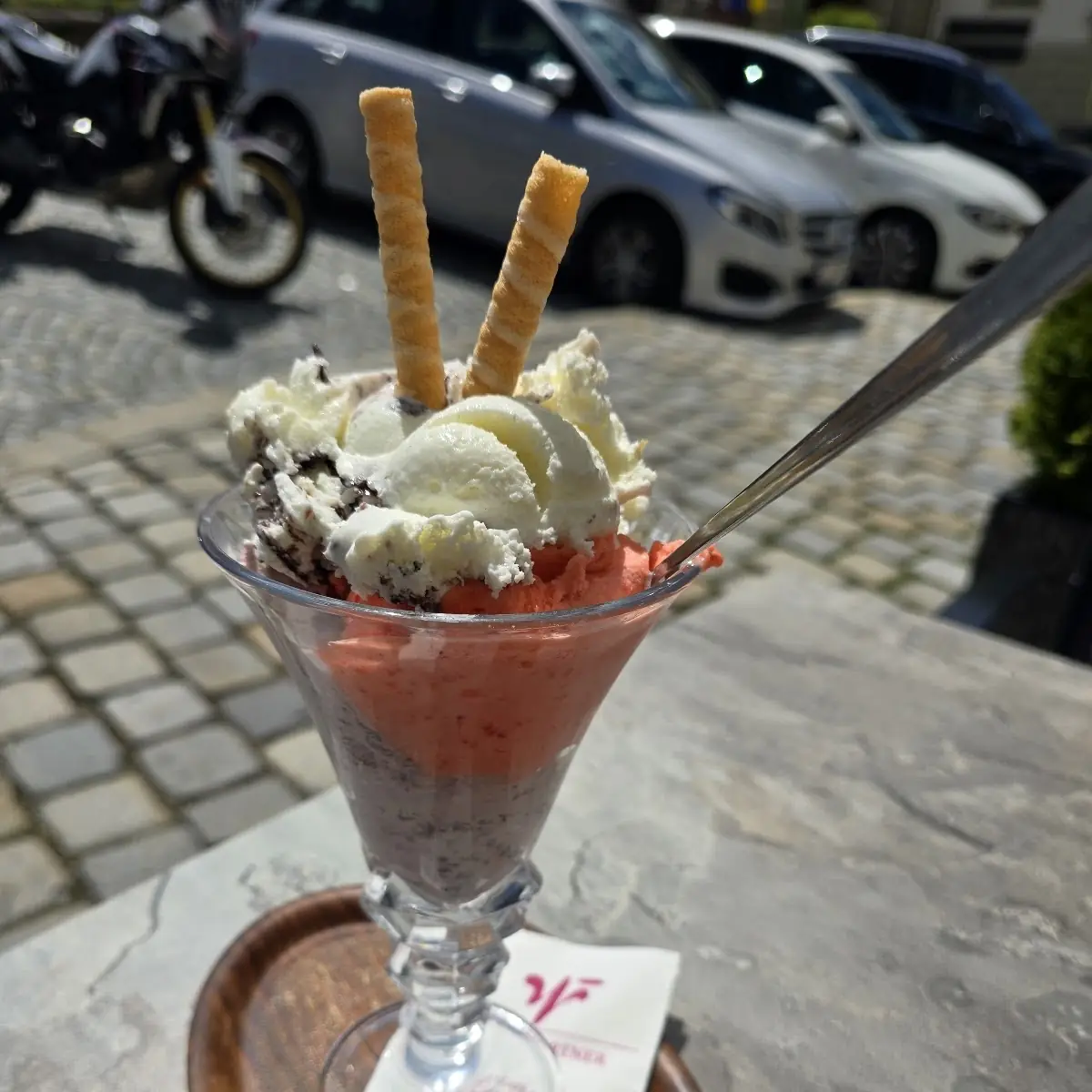 Gemischter Eisbecher