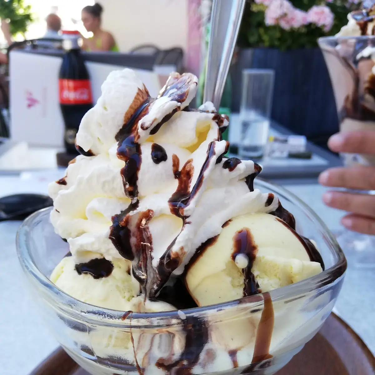 Vanille Eis Mit Schlag Und Schokosauce