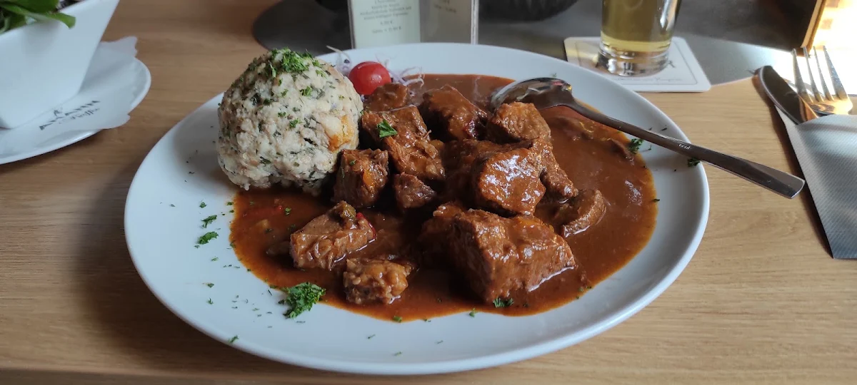 Gulasch Mit Knödel Und Salat