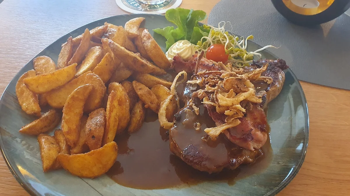 Holzfällersteak Mit Kartoffelspalten