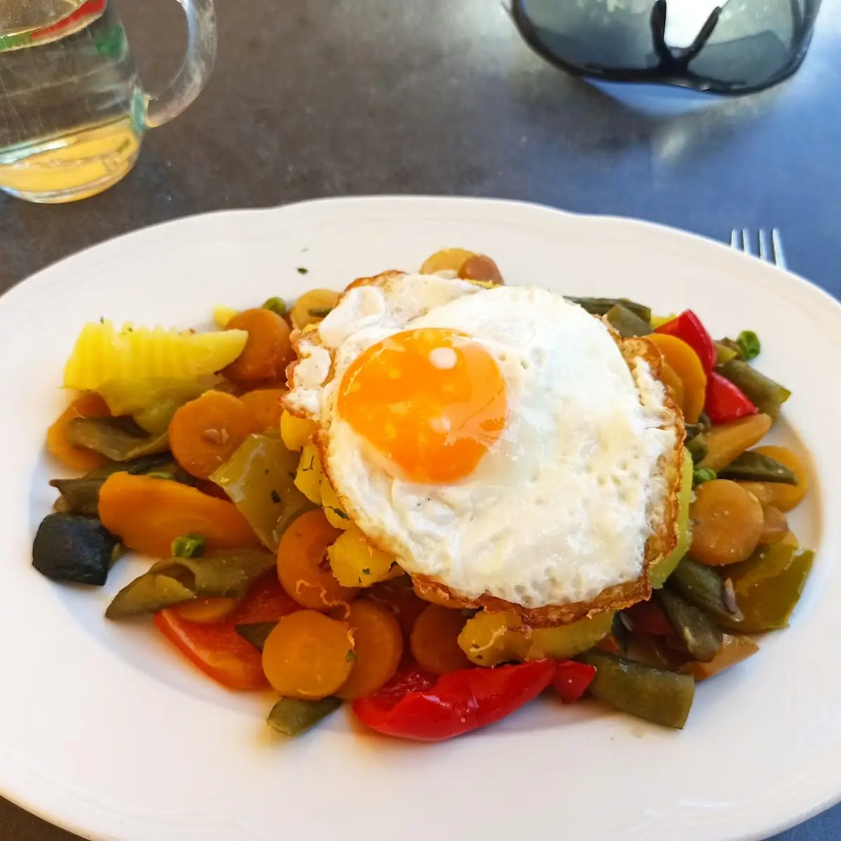 Gegrilltes Pfannen Gemüse Mit Spiegelei