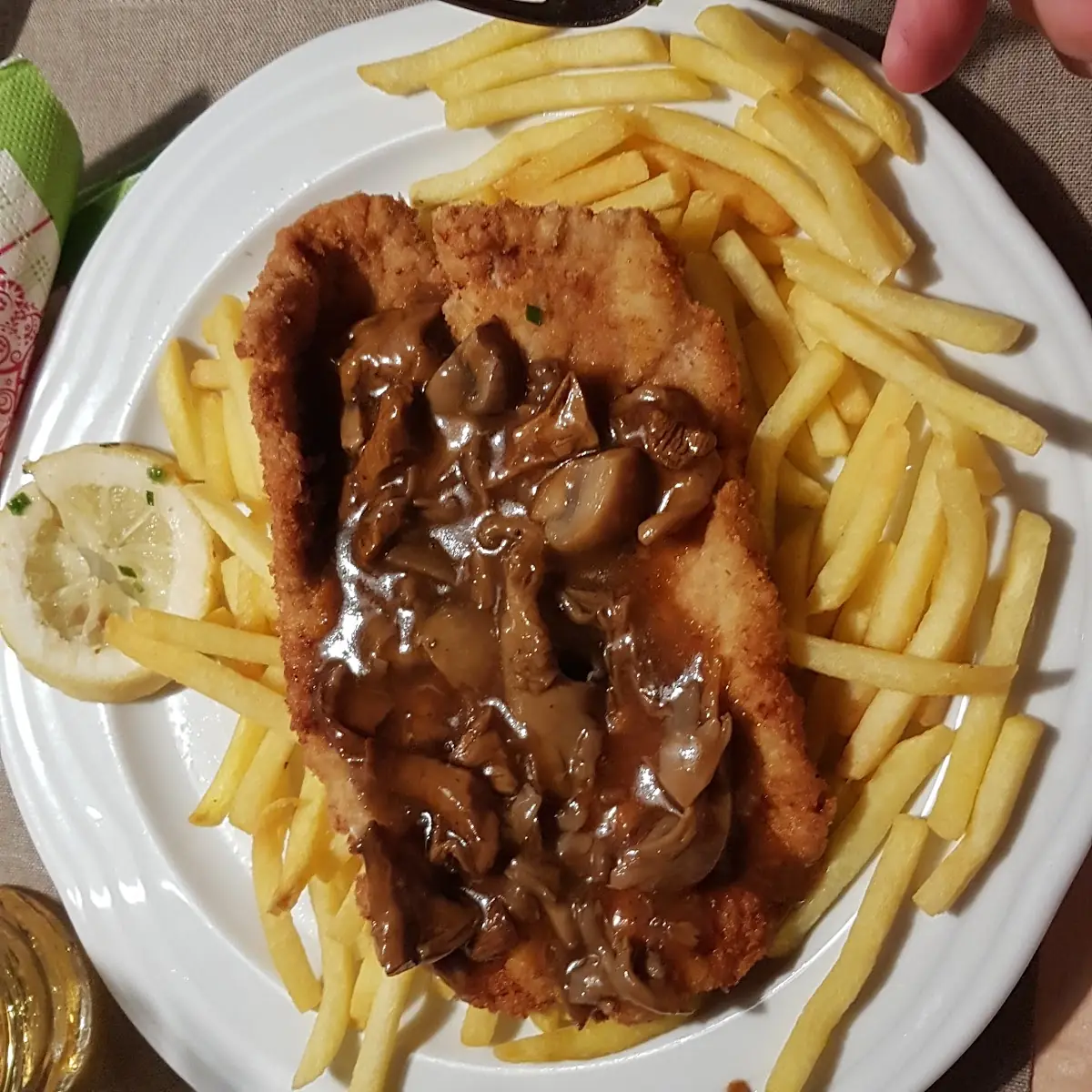 Schnitzel Pommes Und Jägersoße