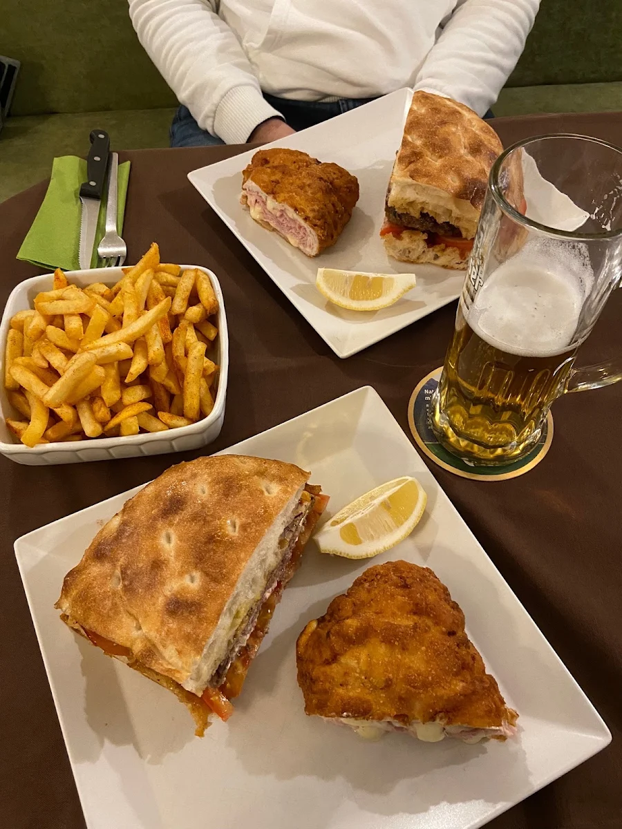 Mitad En Cada Plato De Hamburguesa Xxl I Cordon Blue