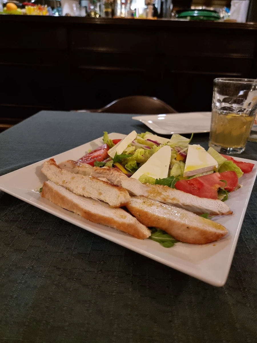 Salatteller Mit Gegrillten Hühnerbruststreifen