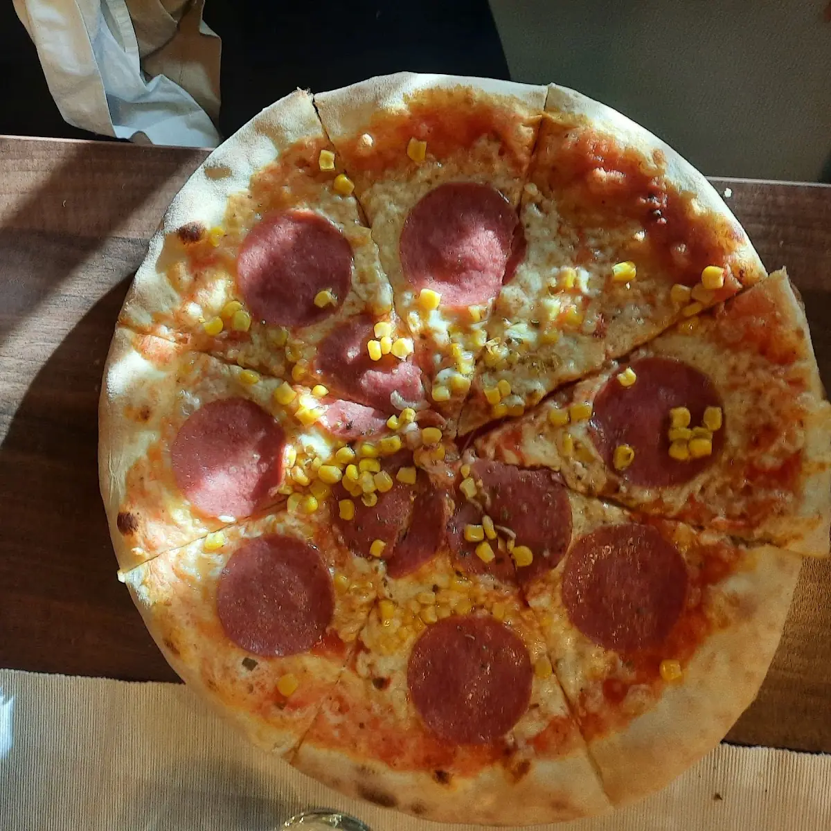 Salamipizza Mit Extra Mais