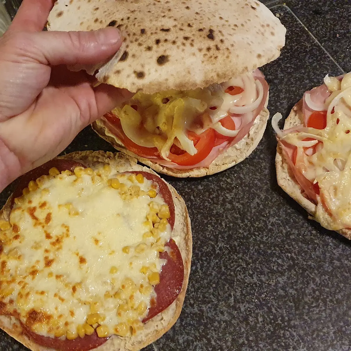 Flade Mit Salami Rahm Mais & Mozzarella