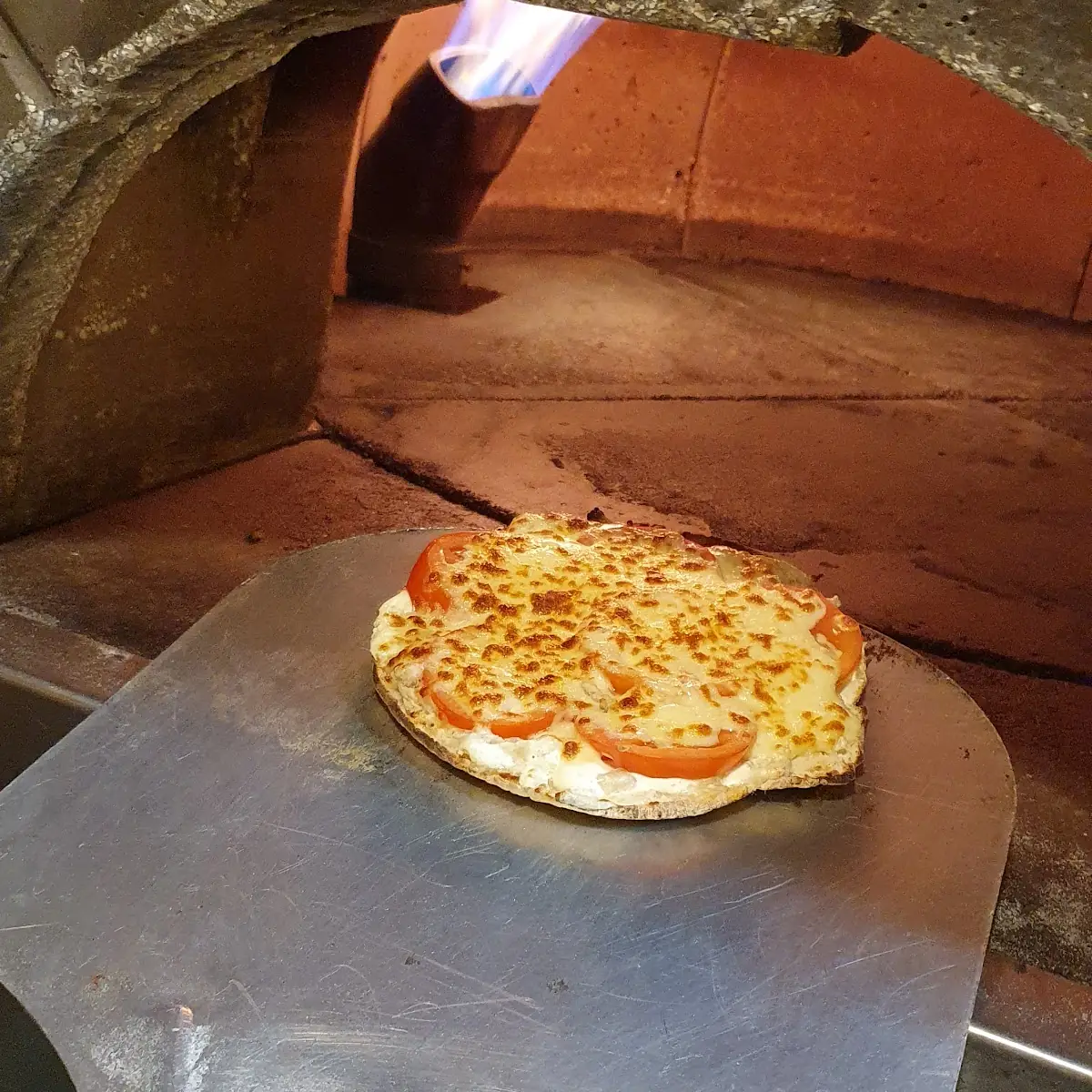 Flade Mit Sauerrahm Paradeiser & Mozzarella