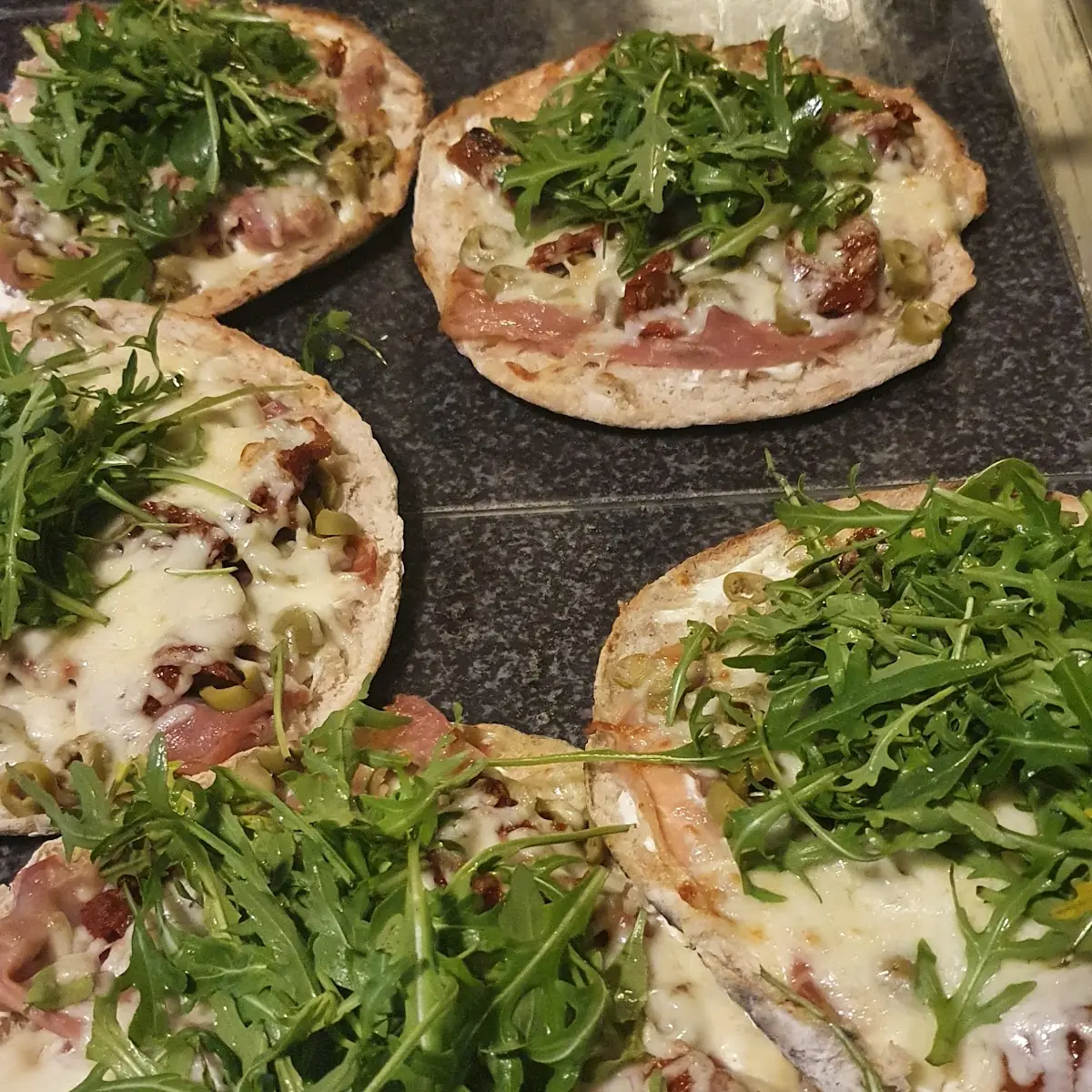 Tagesflade Mit Prosciutto Getrockneten Tomaten Mozzarella Überbacken Und Rucola