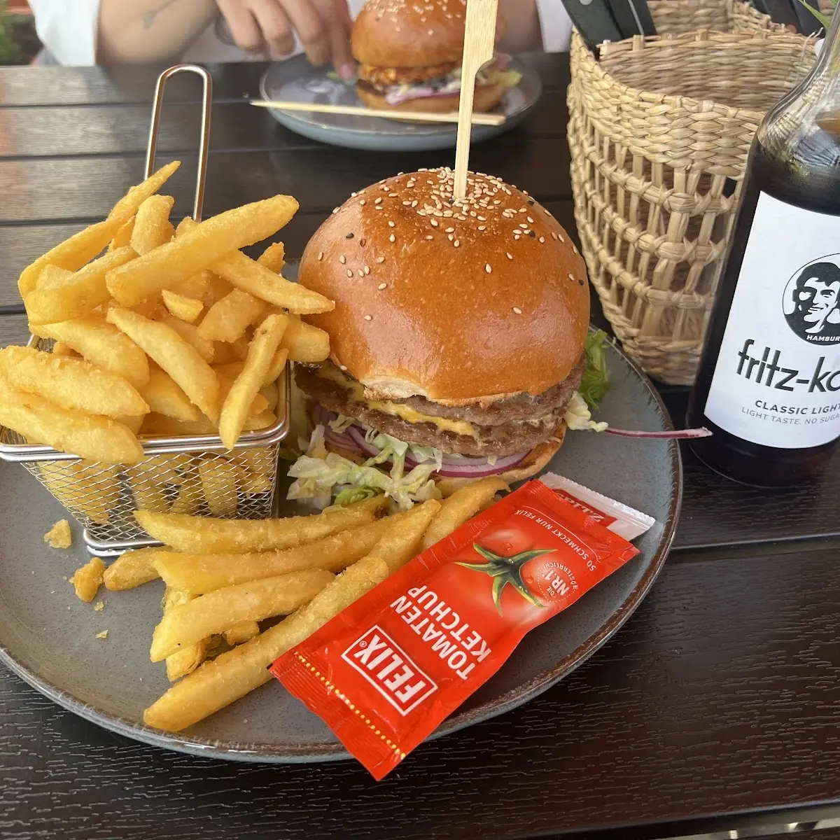 XXL Burger Mit Pommes