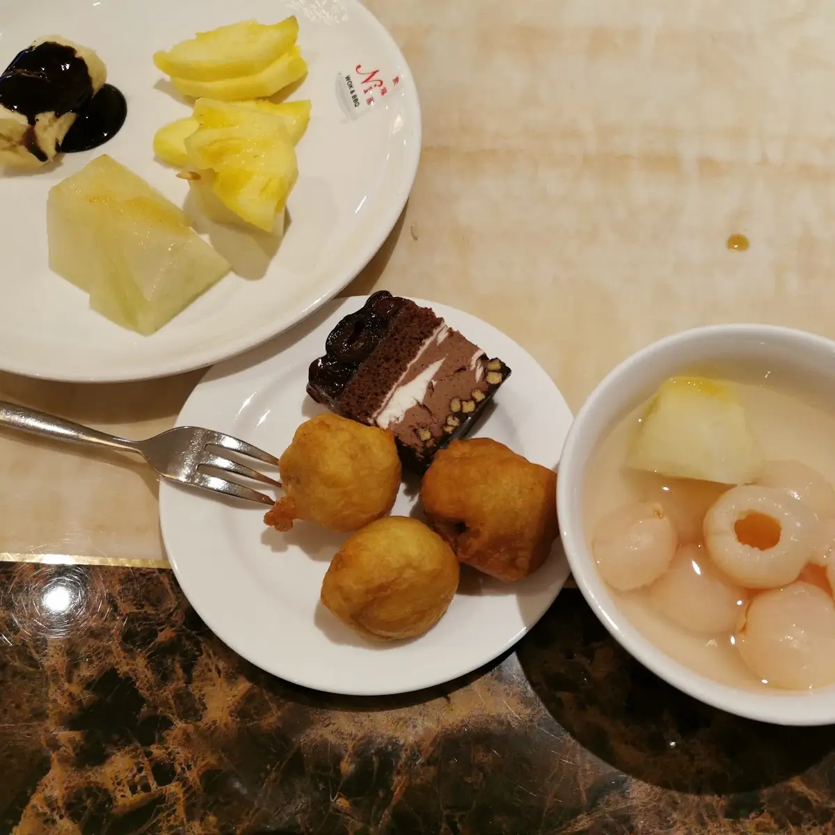 Verschiedene Nachspeisen Und Obst