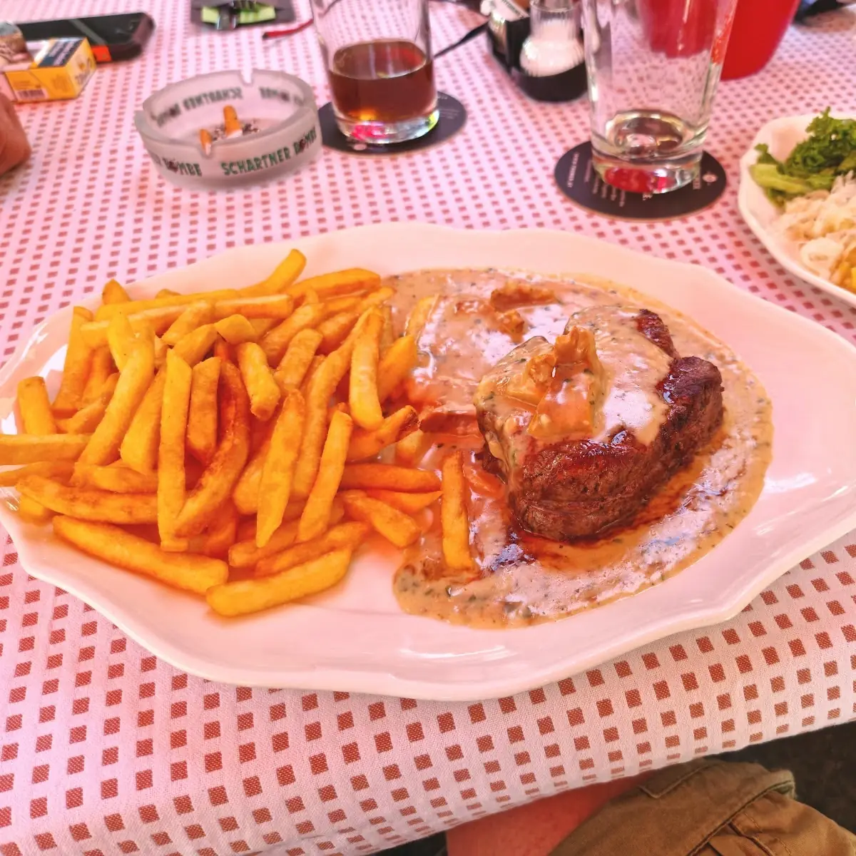 Steak Mit Eierschwammerlsauce Und Pommes