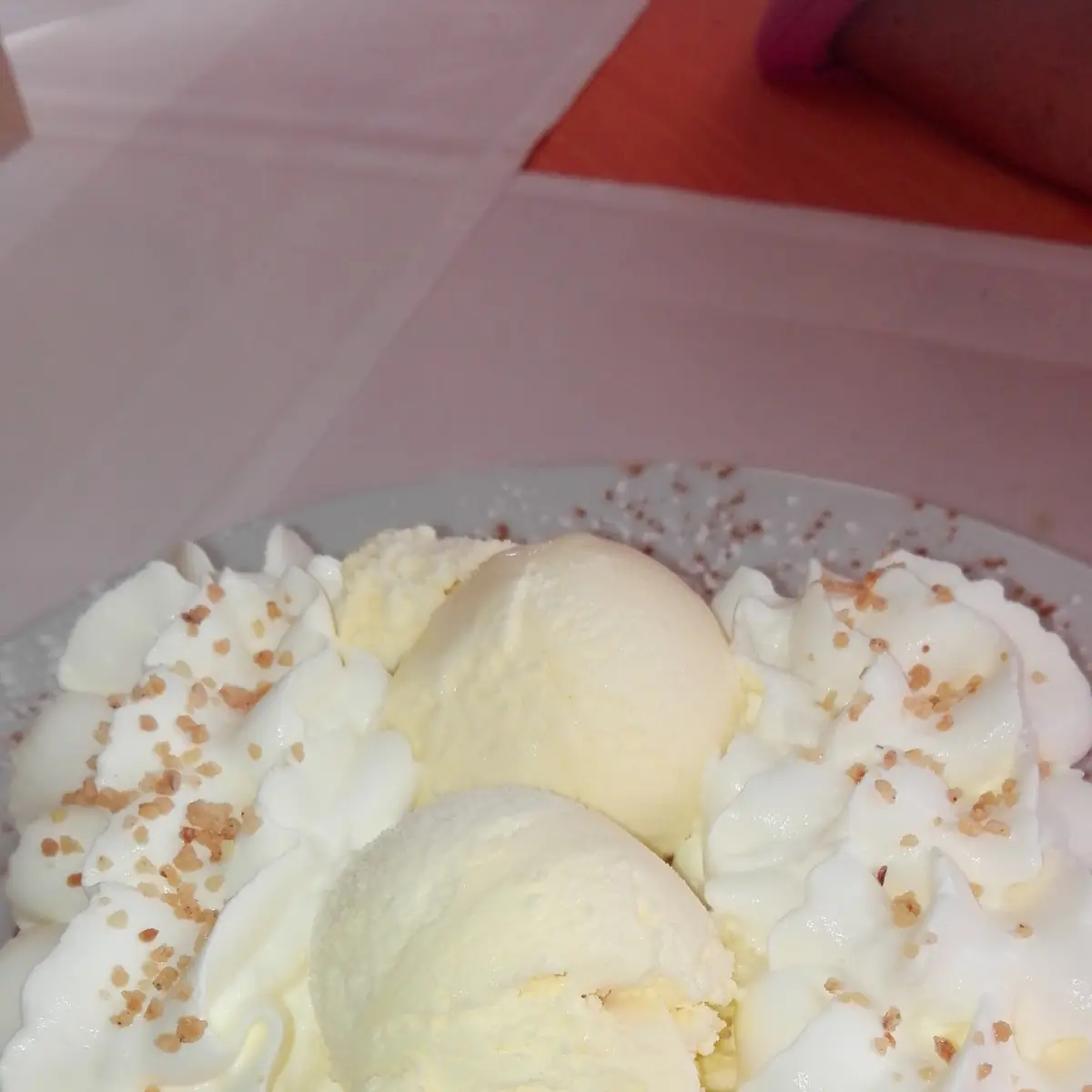 Waffel Mit Obst Vanilleeis Und Schlagobers