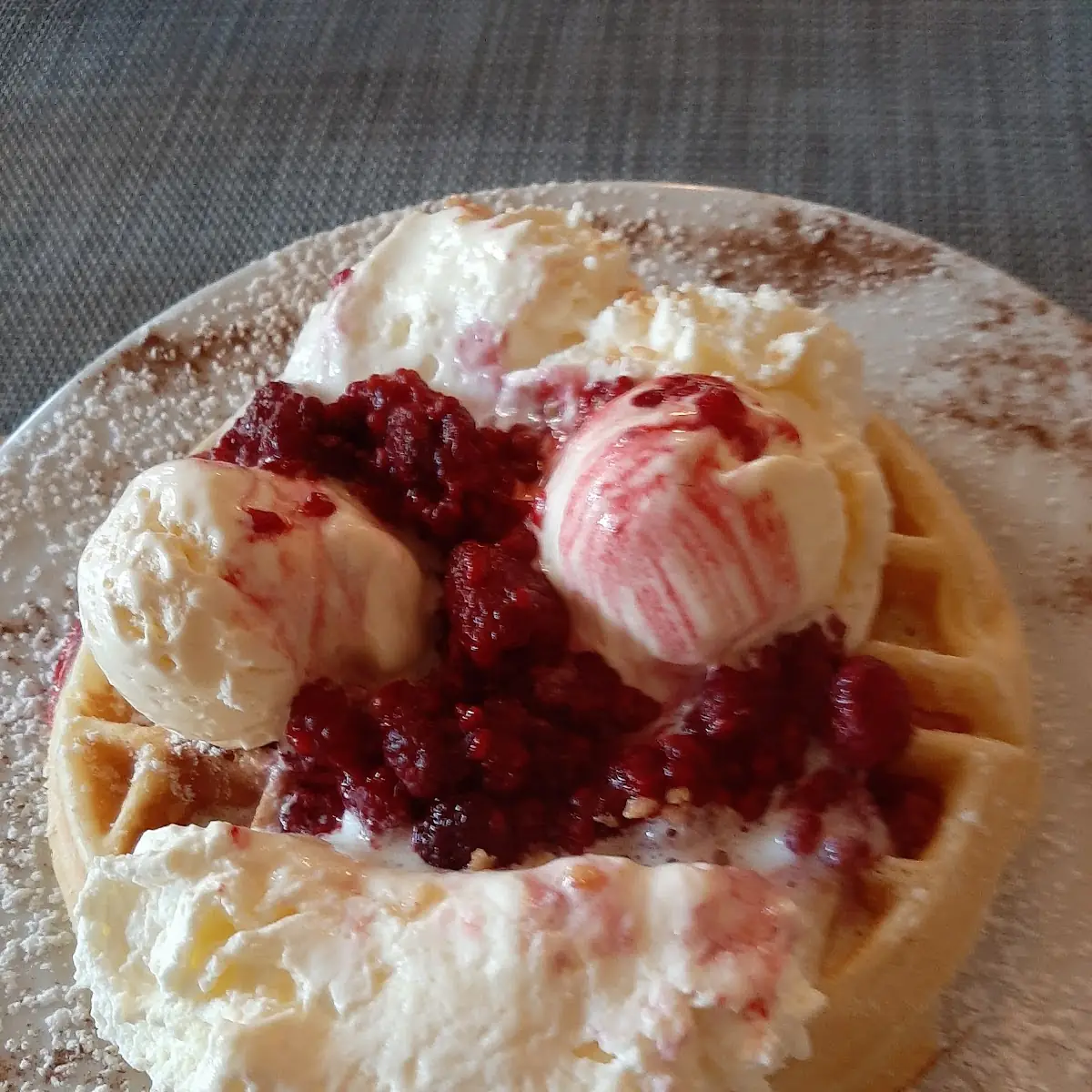 Waffel Mit Vanilleeis Heißen Himbeeren Und Schlagobers