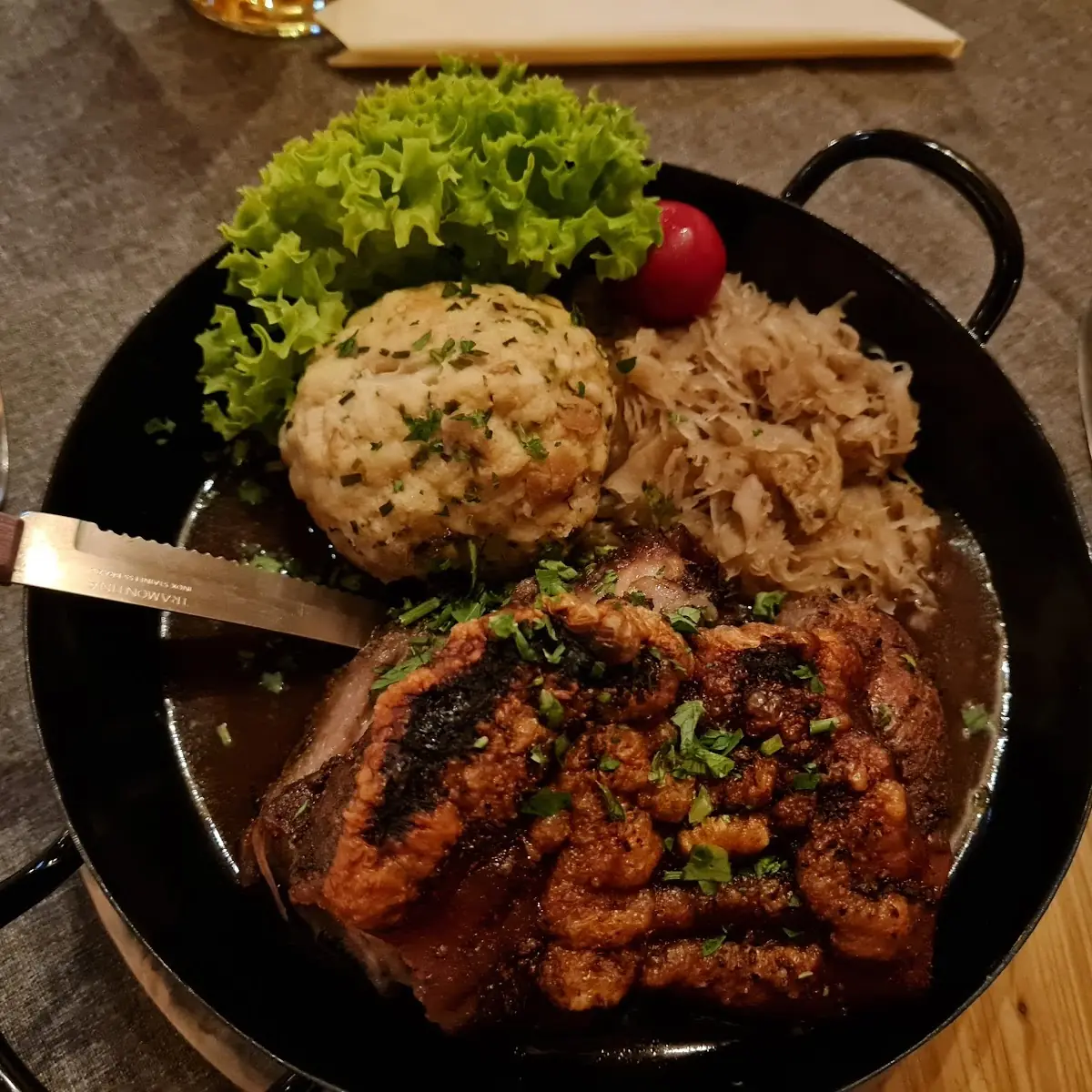 Schweinshaxe Mit Sauerkraut & Knödel