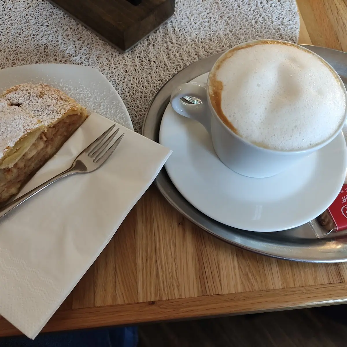 Café Latte Und Apfelstrudel