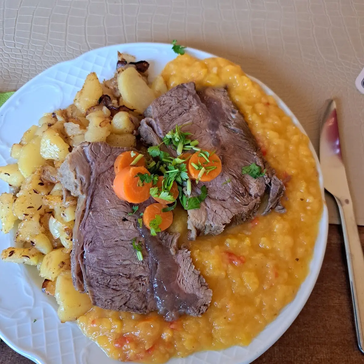 Gekochtes Rindfleisch Mit Kürbisgemüse Und Rösti