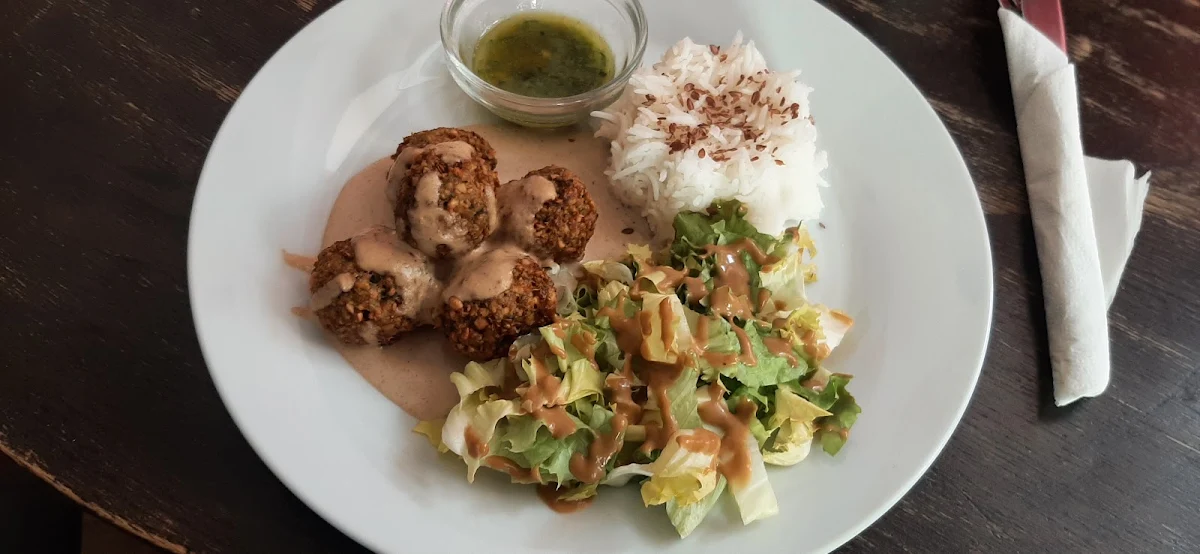 Falafel Mit Reis Und Salat Chillisauce