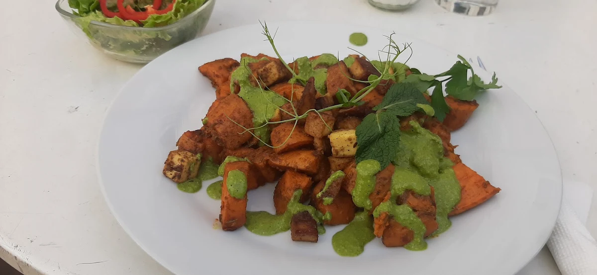 Marokkanische Gemüsepfanne Mit Tofu Und Salat