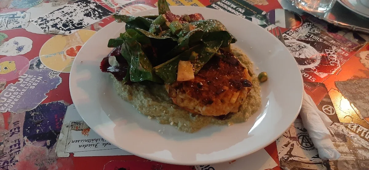 Reis- Gemüse- Laibchen Auf Lauchcreme Und Getoppt Mit Spargel- Spinat- Salat