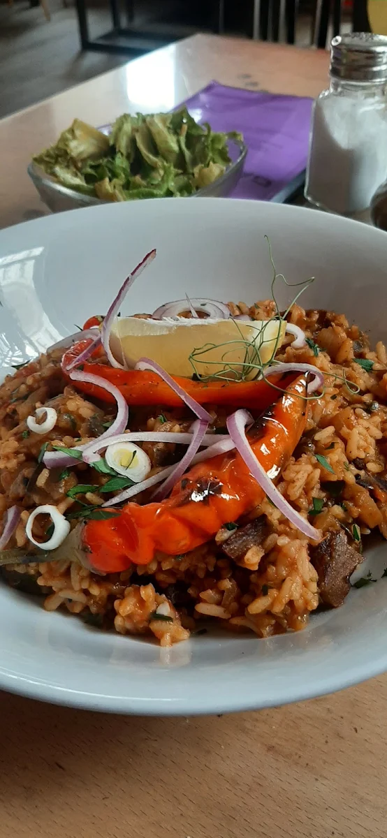Spanischer Melanzani- Seitan- Chorizo- Reis Salat