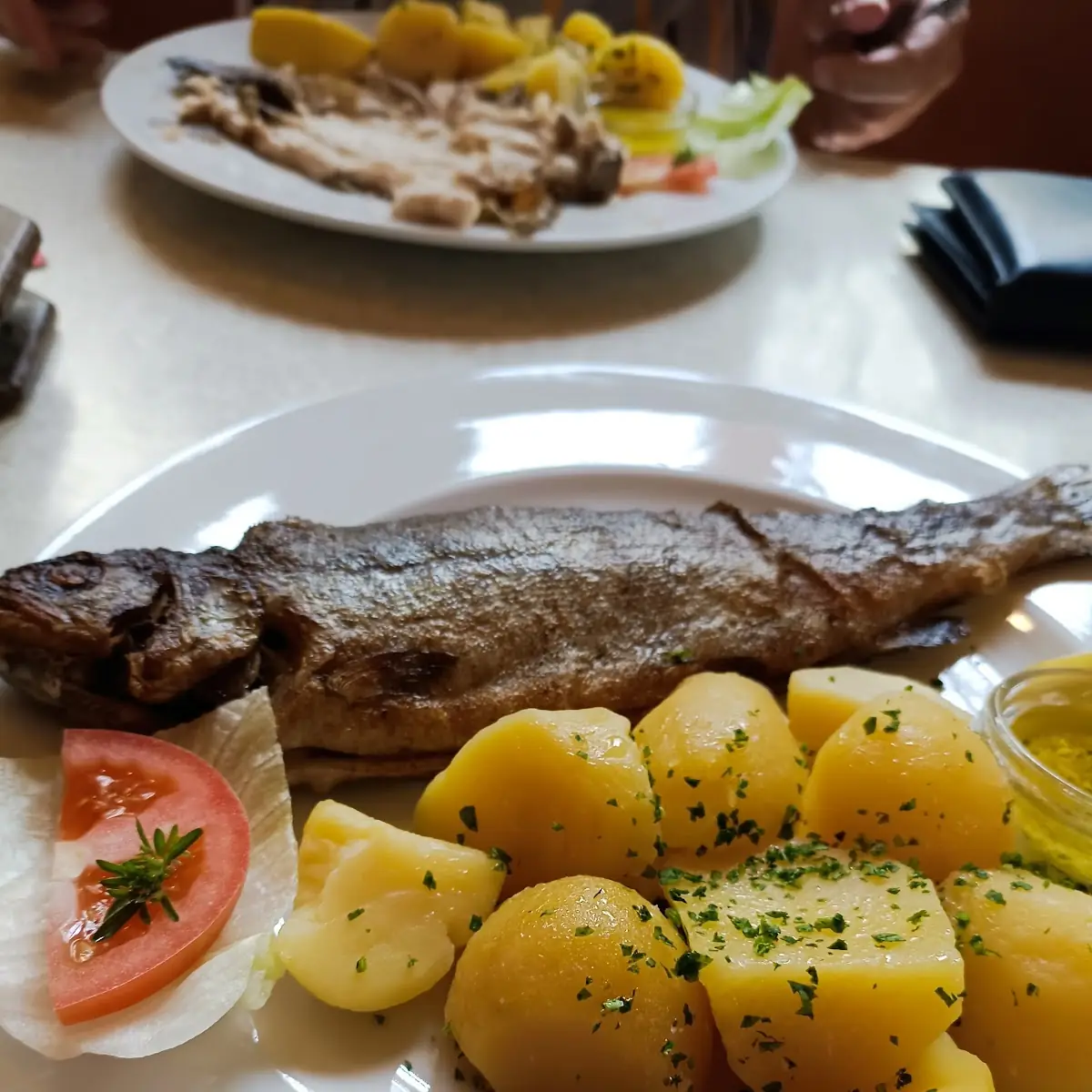 Frische Forelle Mit Kartoffelwürfeln