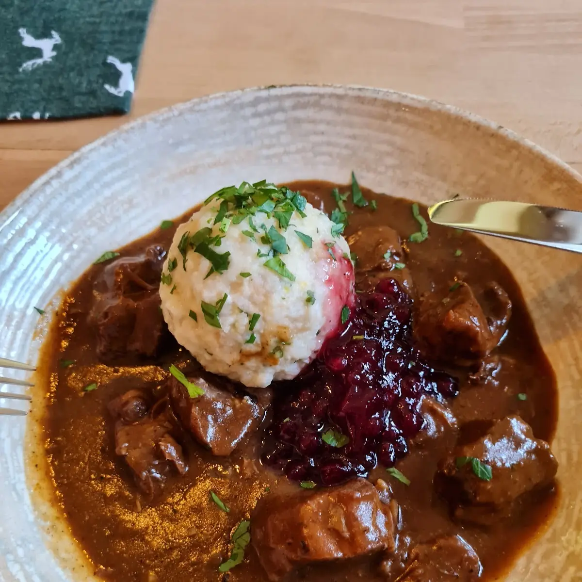Wildschwein Gulasch Mit Knödel