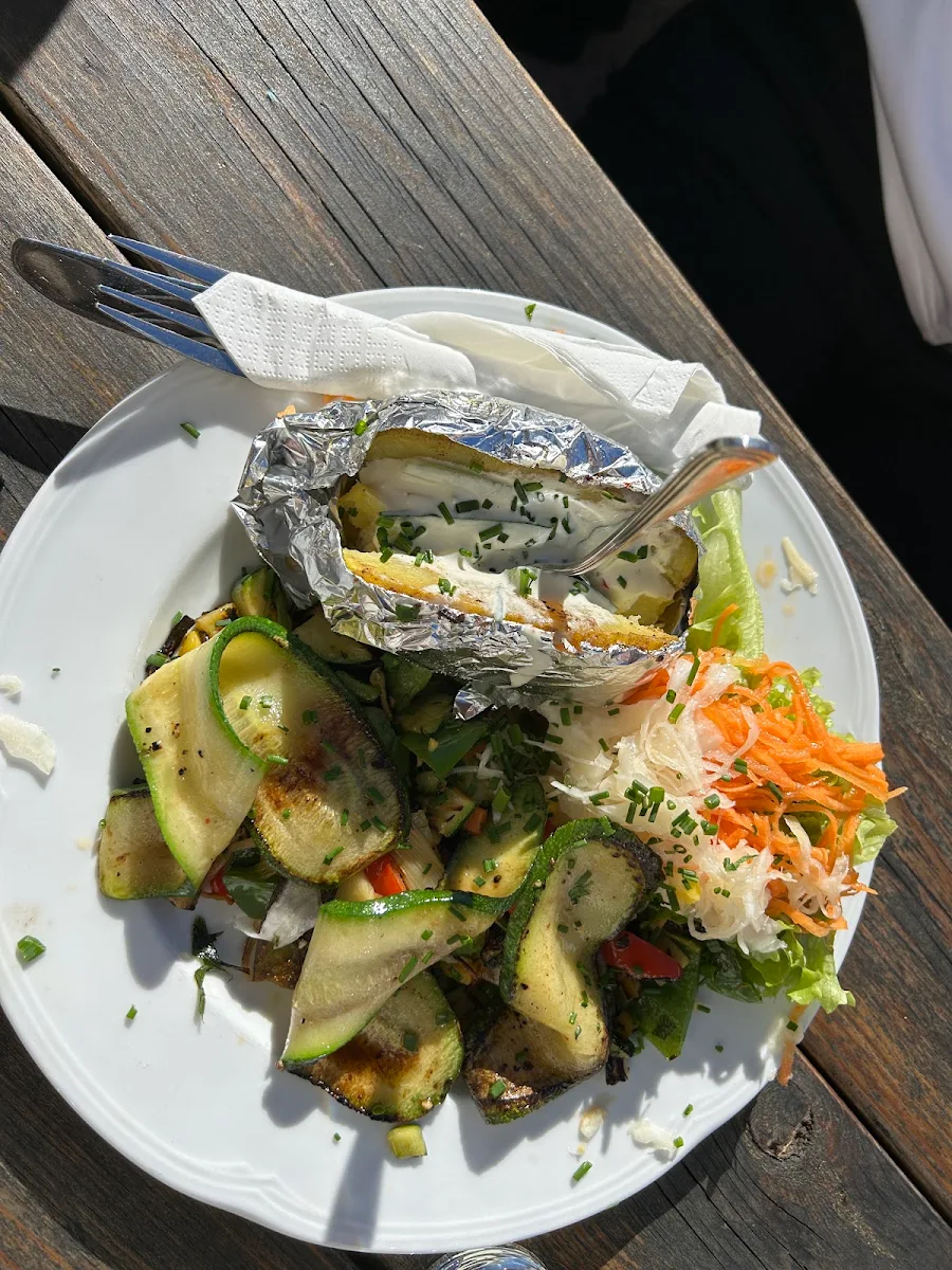 Salatteller Mit Ofenkartoffel