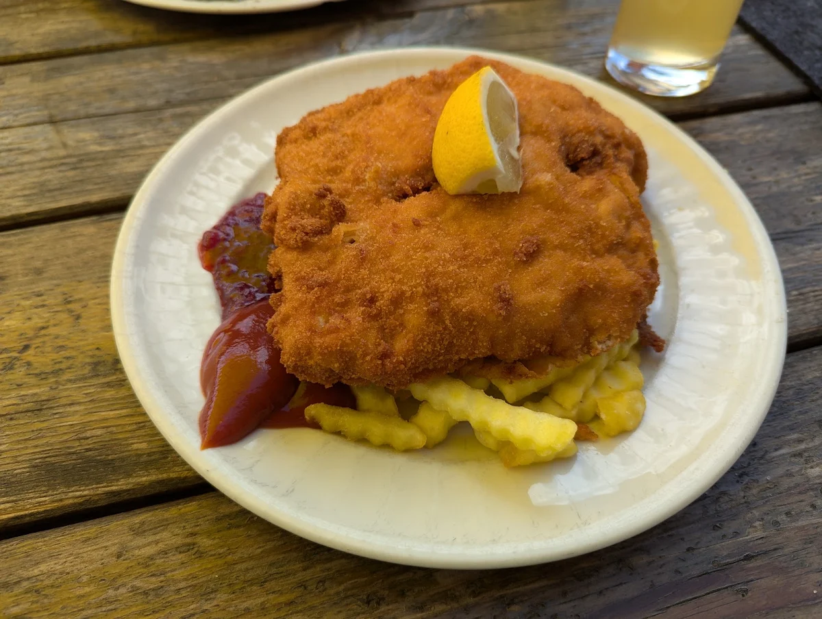 Wiener Schnitzel Vom Schwein Mit Pommes Und