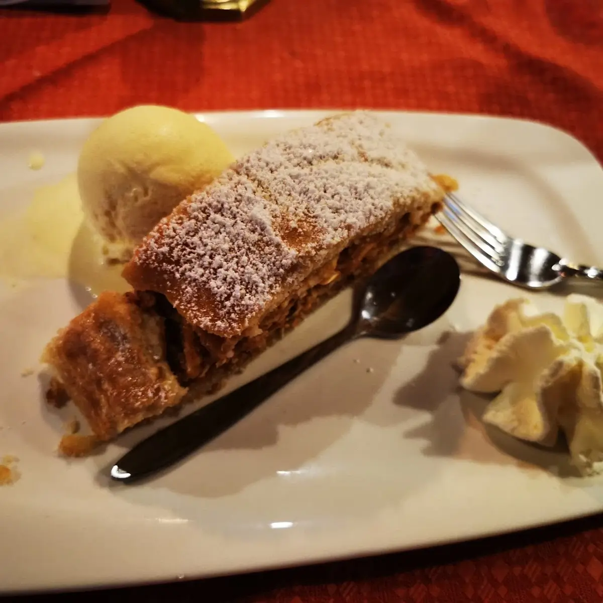 Apfelstrudel Mit Vanilleeis Und Schlagobers