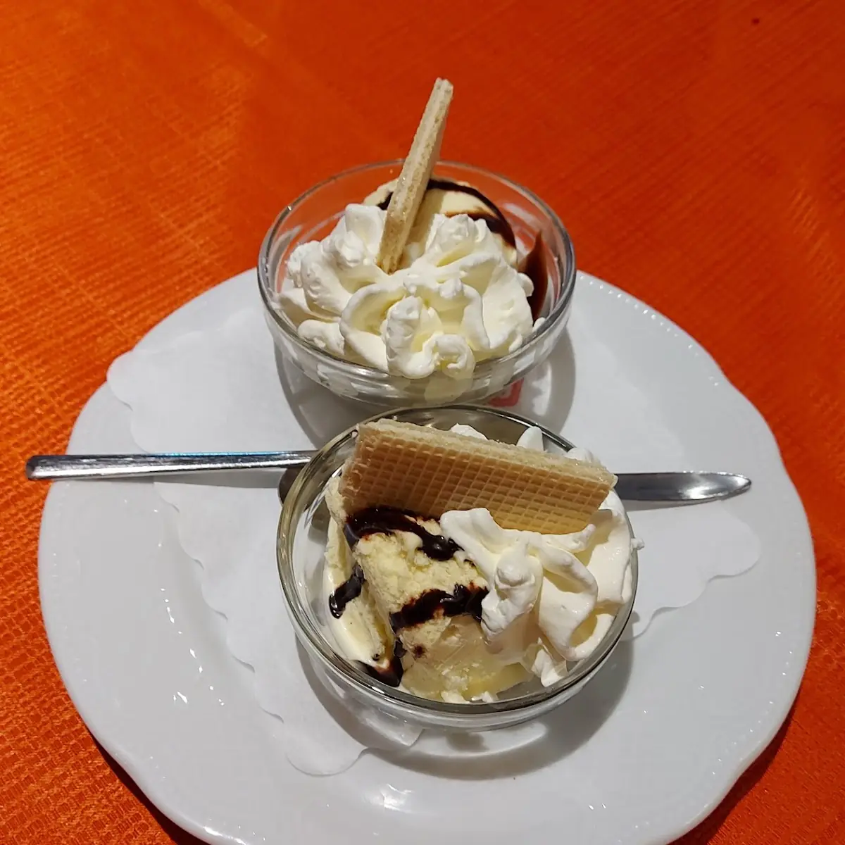 Vanilleeis Mit Schokosoße