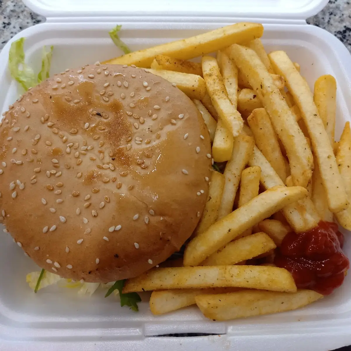 Veggie Burger mit Pommes