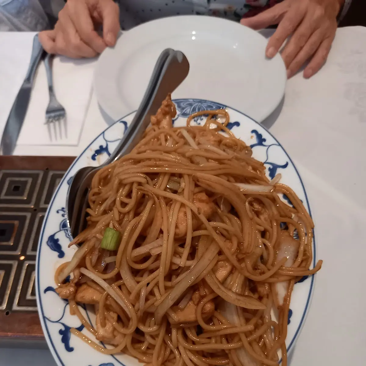 Gebratene Nudeln Mit Hühnerfleisch