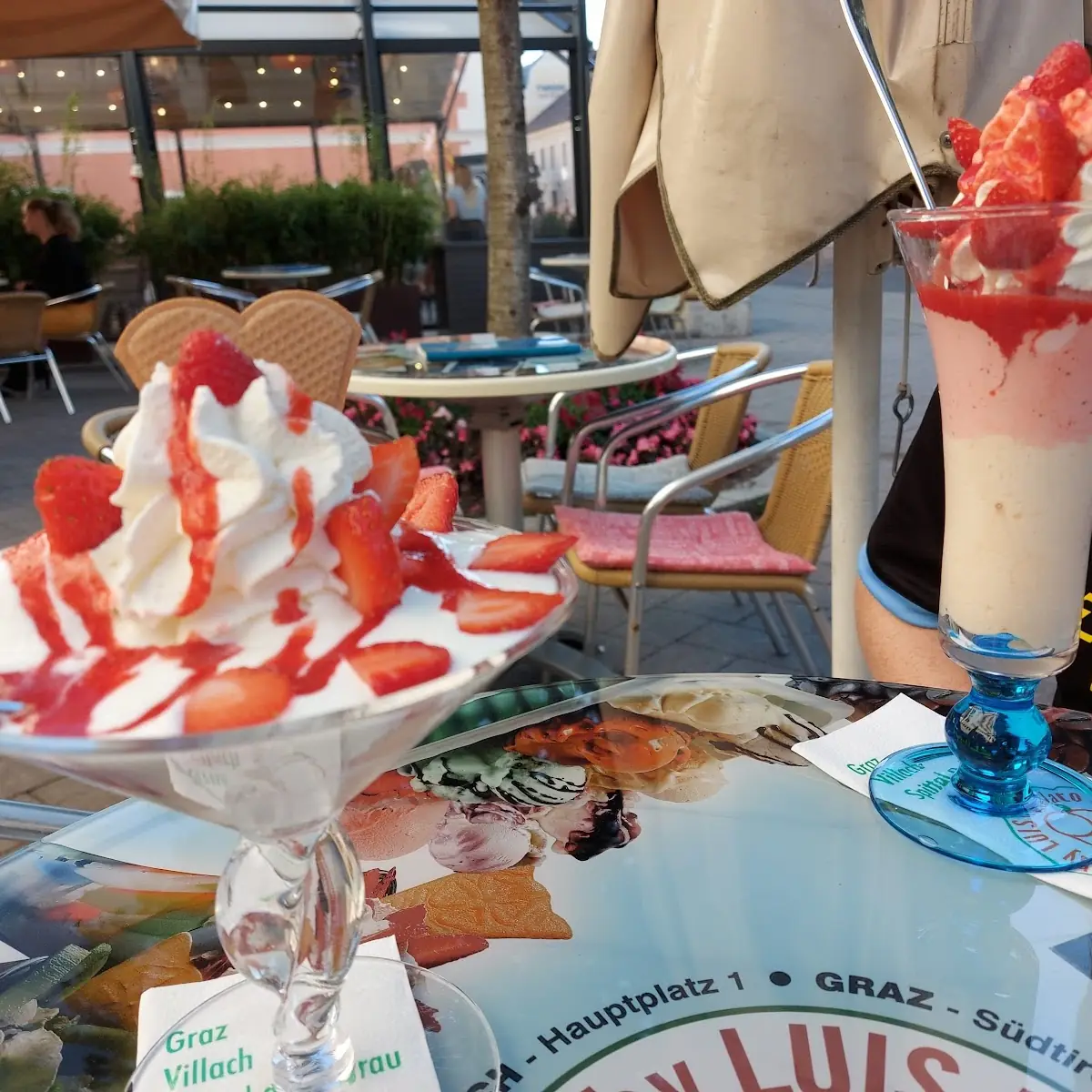 Erdbeer-eis-becher