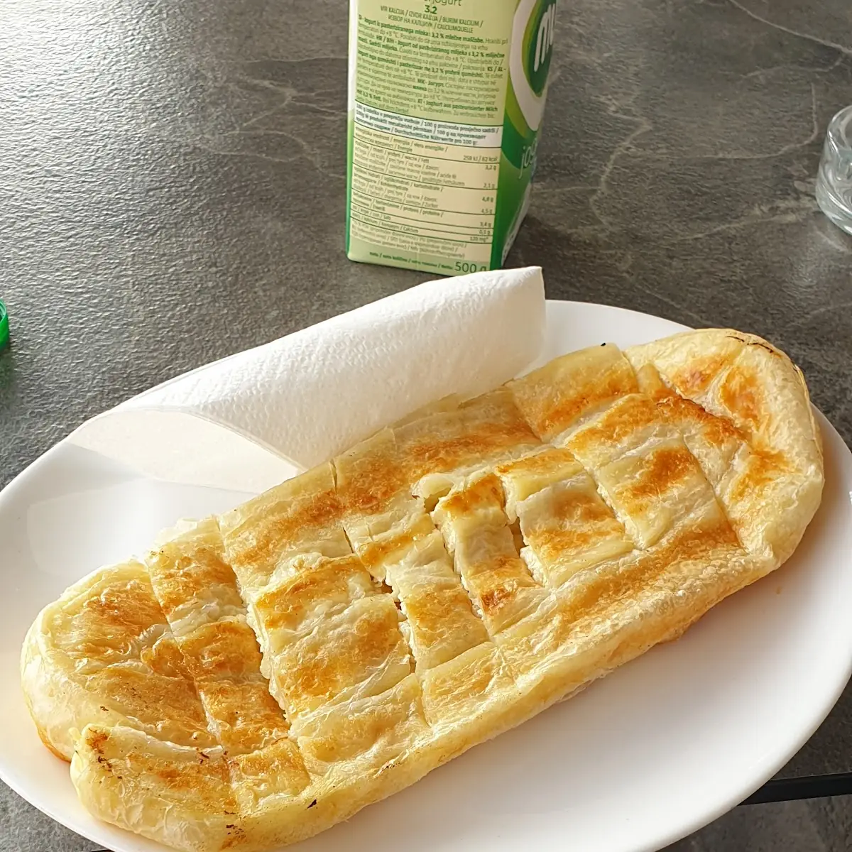 Burek Z Sirom, Arena