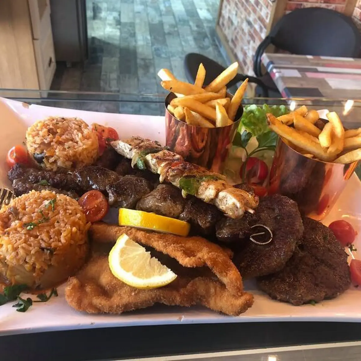 Gemischte Plate, Arena