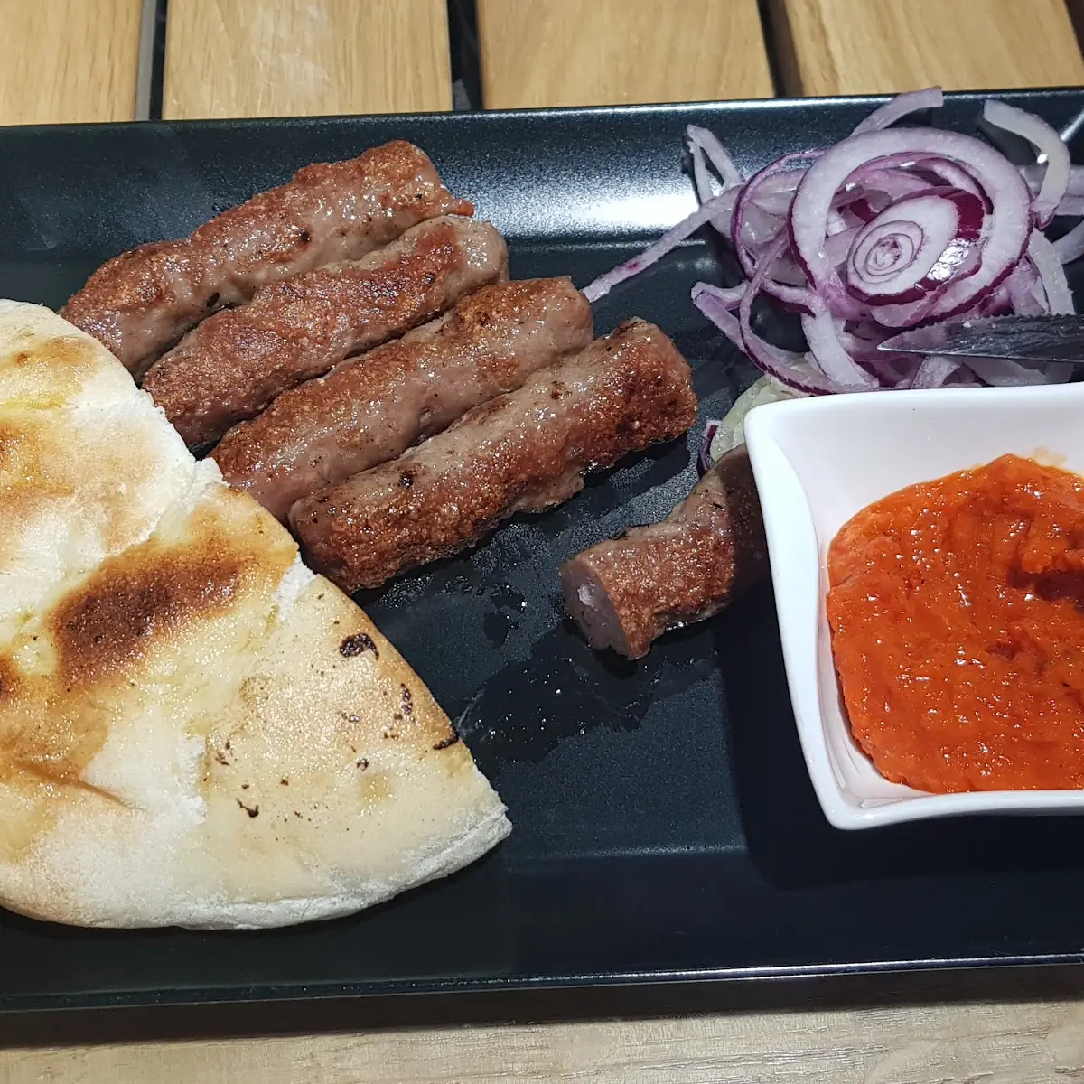 Kleine Portion Cevapcici Teller Mit Aivar Und Zwibeln