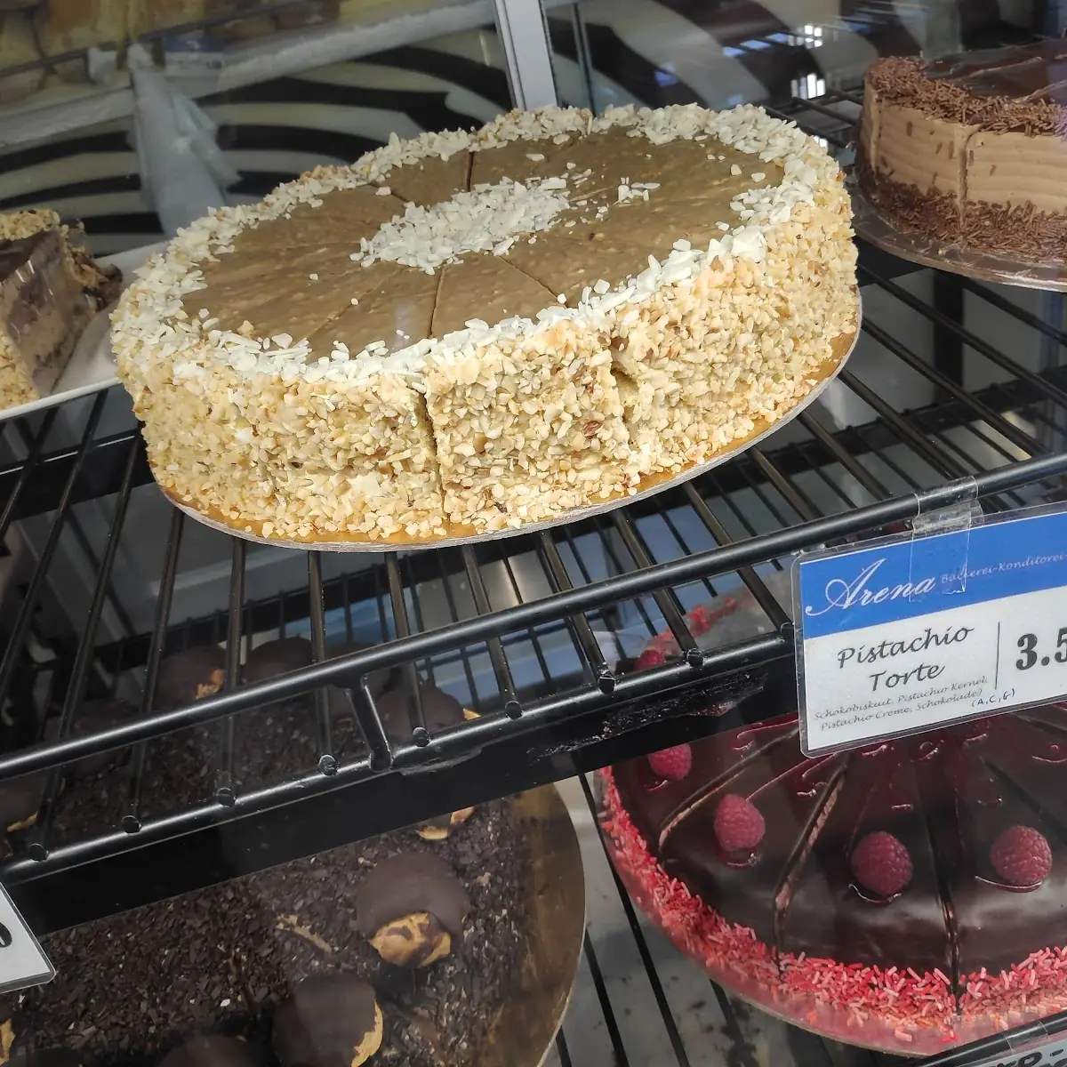 Pistachio Torte, Arena