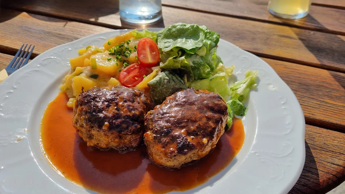 Fleischlaibchen Mit Salat