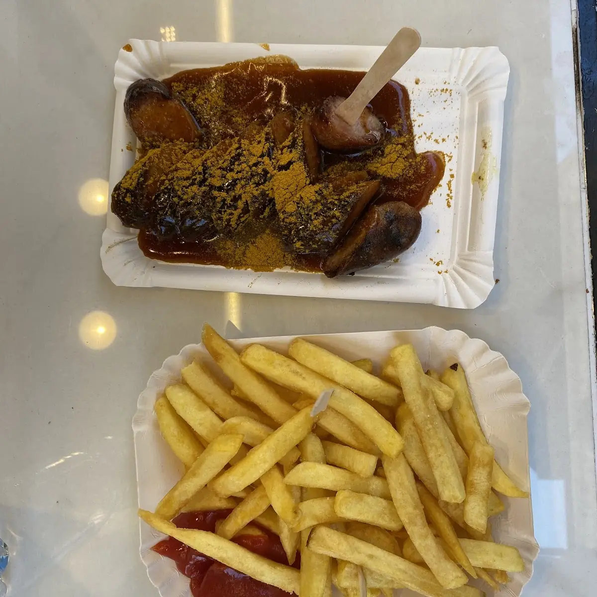 Currywurst Mit Pommes Frites