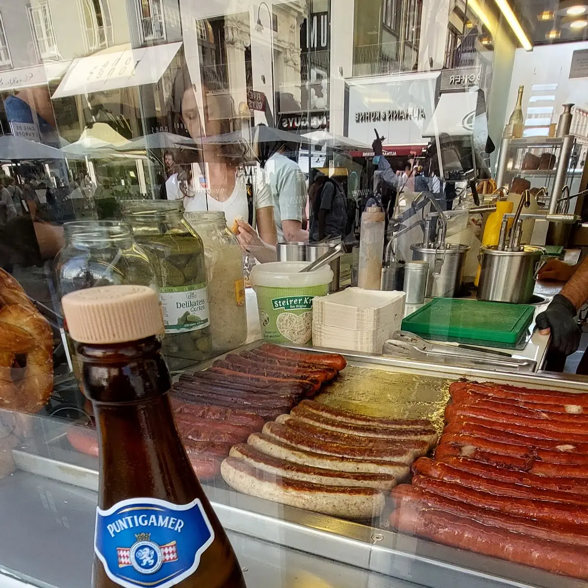Würstchen Und Im Vordergrund Ein Bier Von Puntigamer