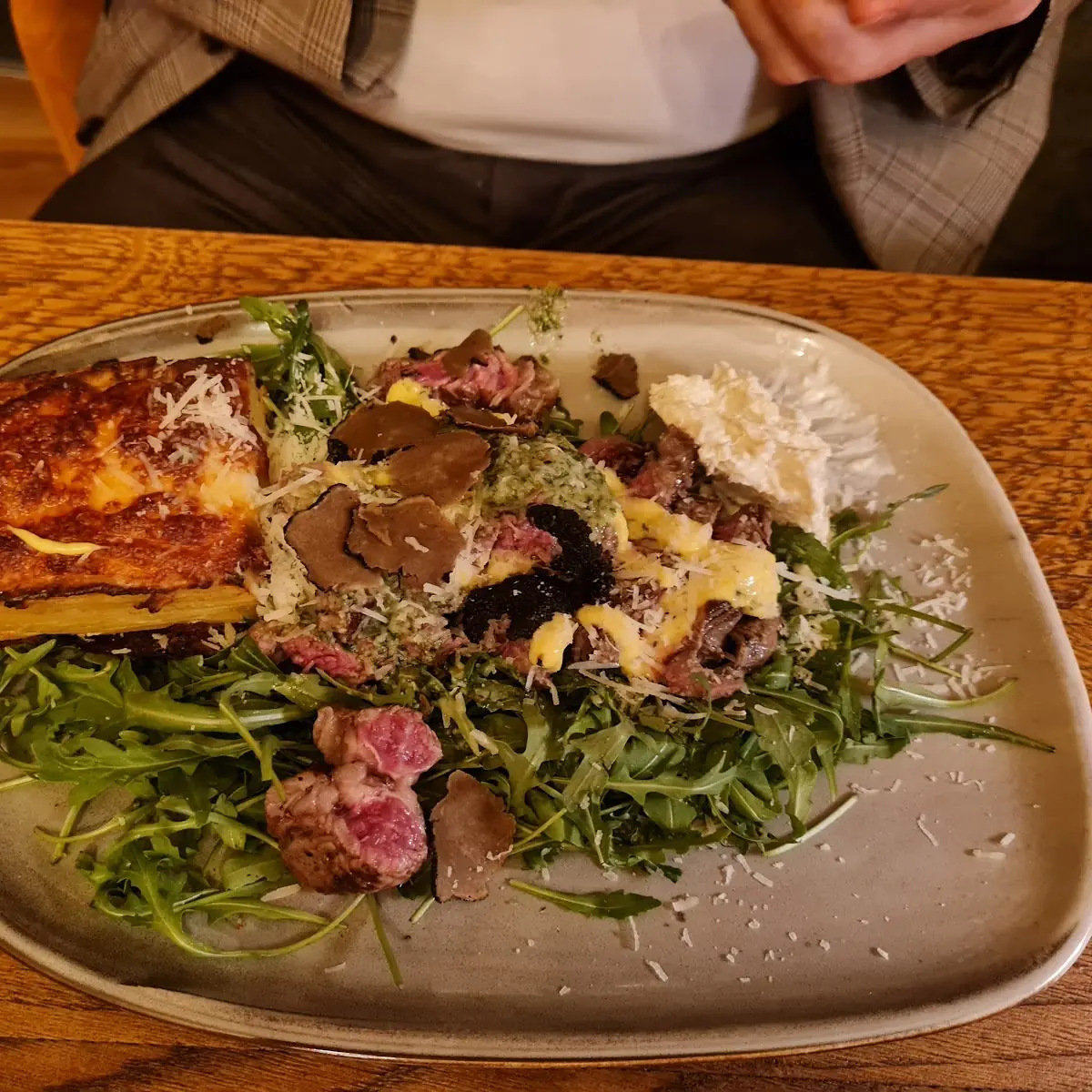 Tagliata Rumpsteak Rucola Parmesan Meerrettichcreme Salsa Verde Trüffel Aioli Trüffelgratin