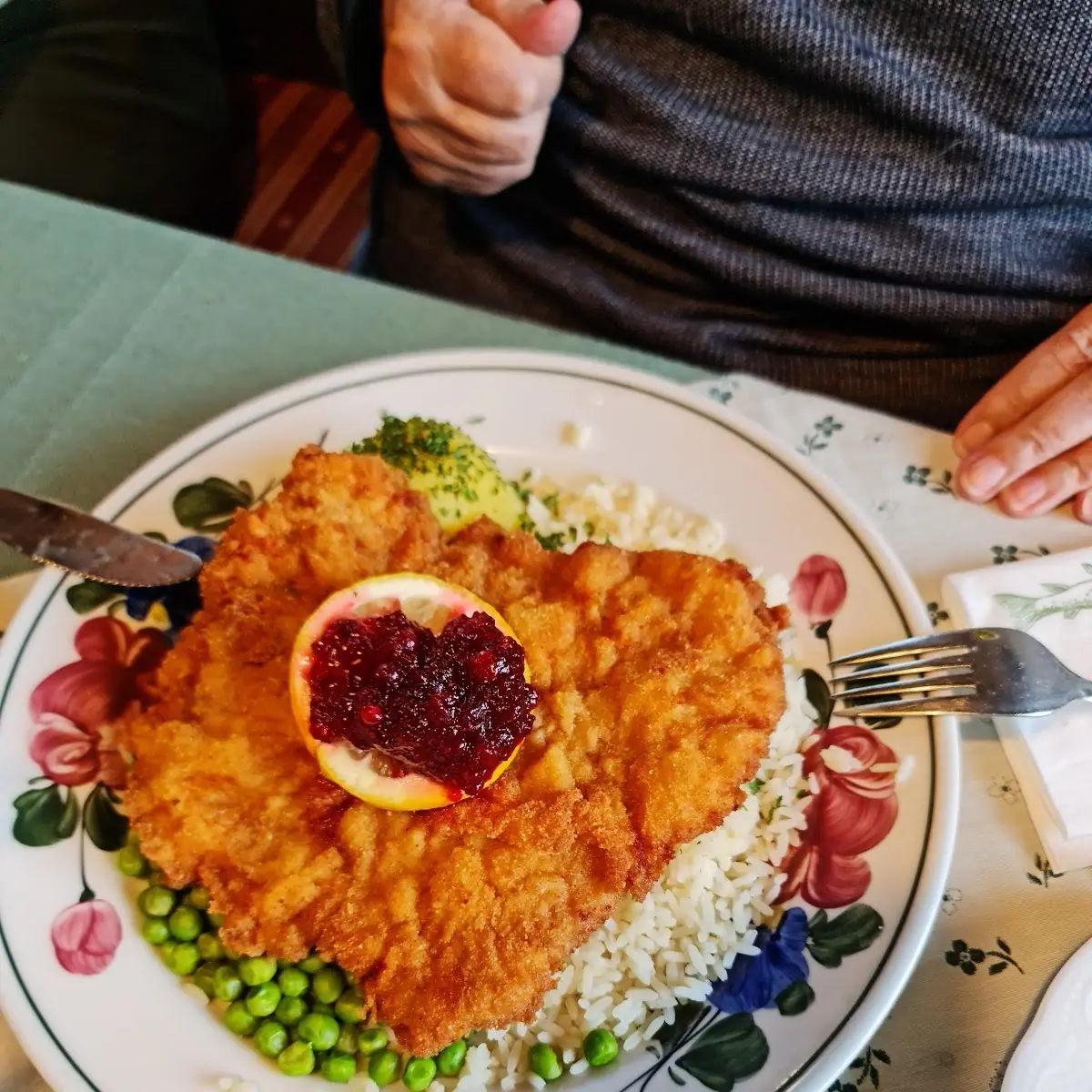Schnitzel Mit Reisund Erbsen Und Kartoffel