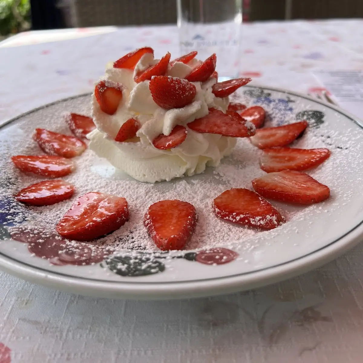 Stanitzl Mit Schlagobers Und Erdbeeren