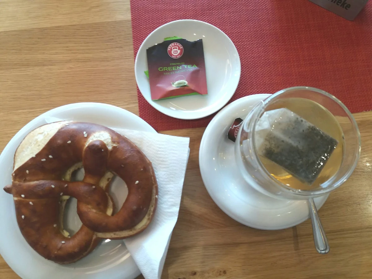 Butterbretzel Und Grüner Tee