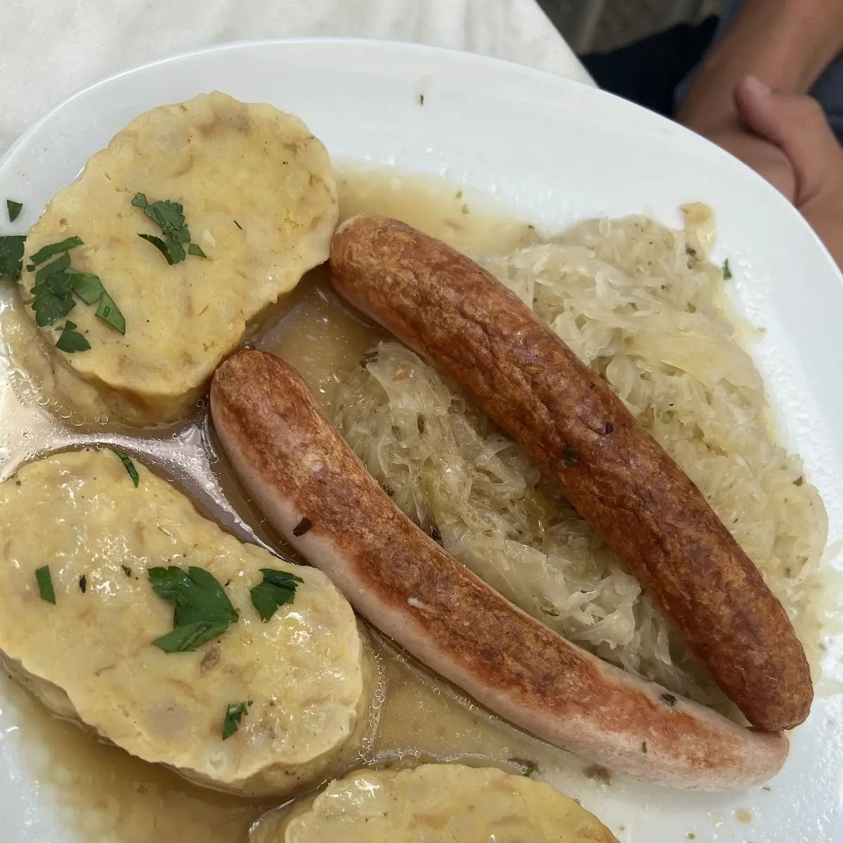 Bratwurst Mit Sauerkraut Und Knödel