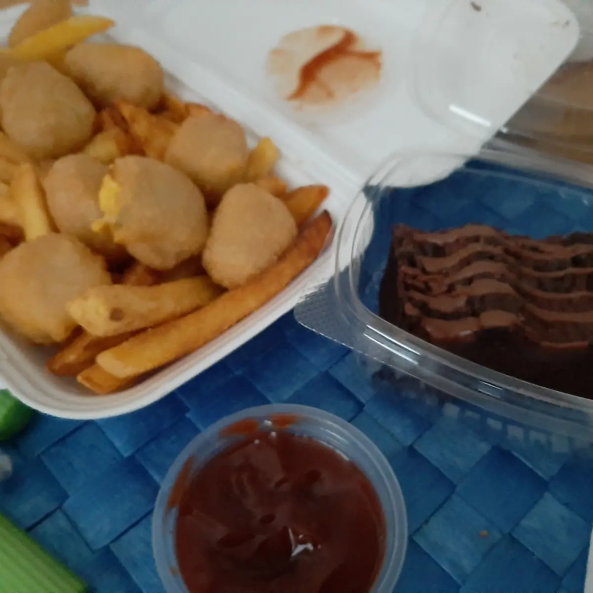 Chilli-cheese Nuggets Und Dazu Schokokuchen Bestelltes Essen