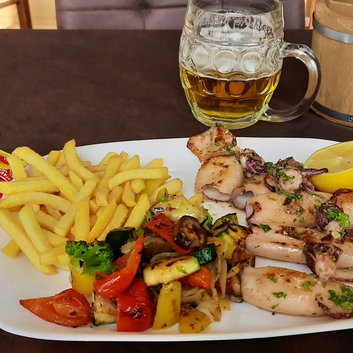 Gegrillte Carlemare Mit Gemüse Und Pommes