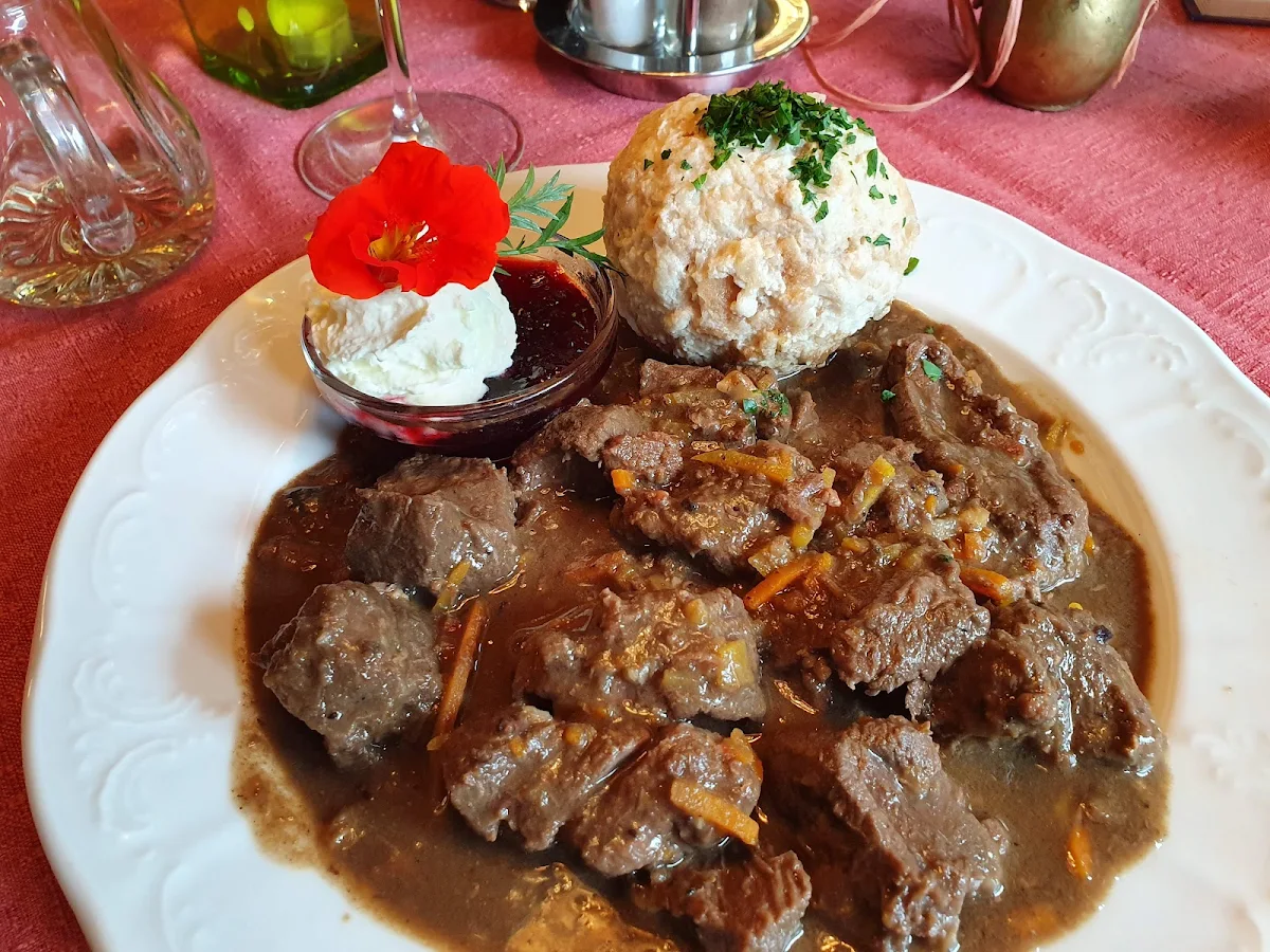 Hirschgulasch Mit Knödel